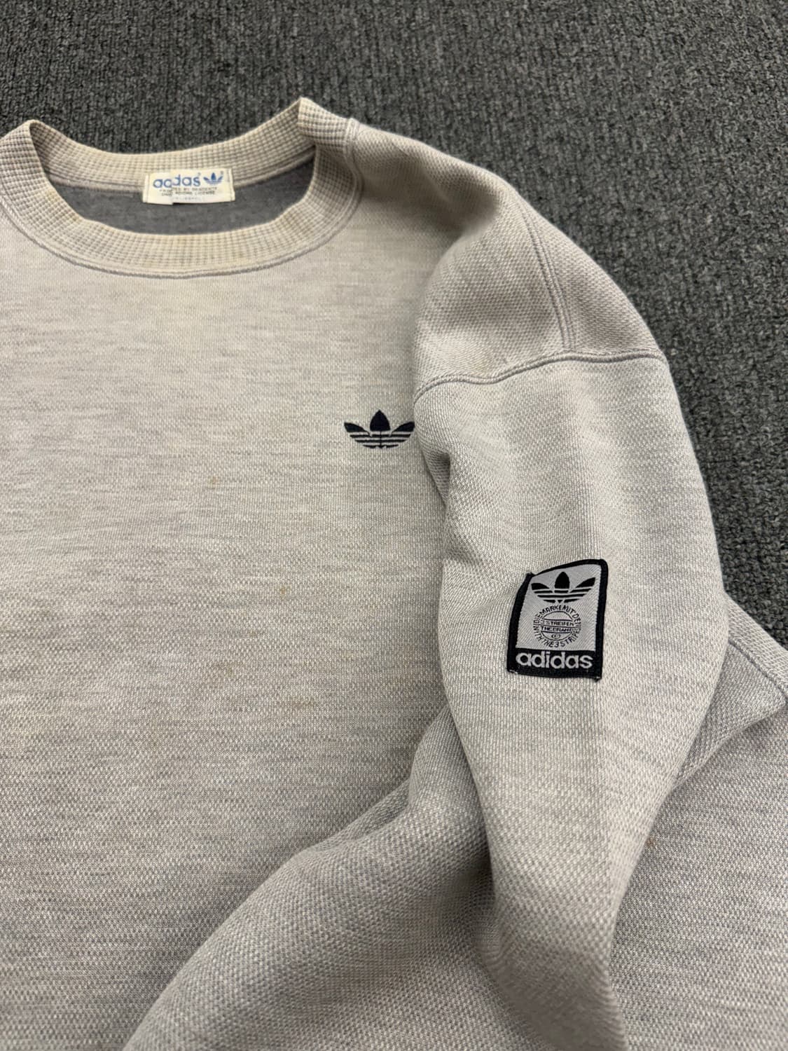OS)아디다스x데상트 빈티지 그레이 니트 맨투맨 상품이미지3