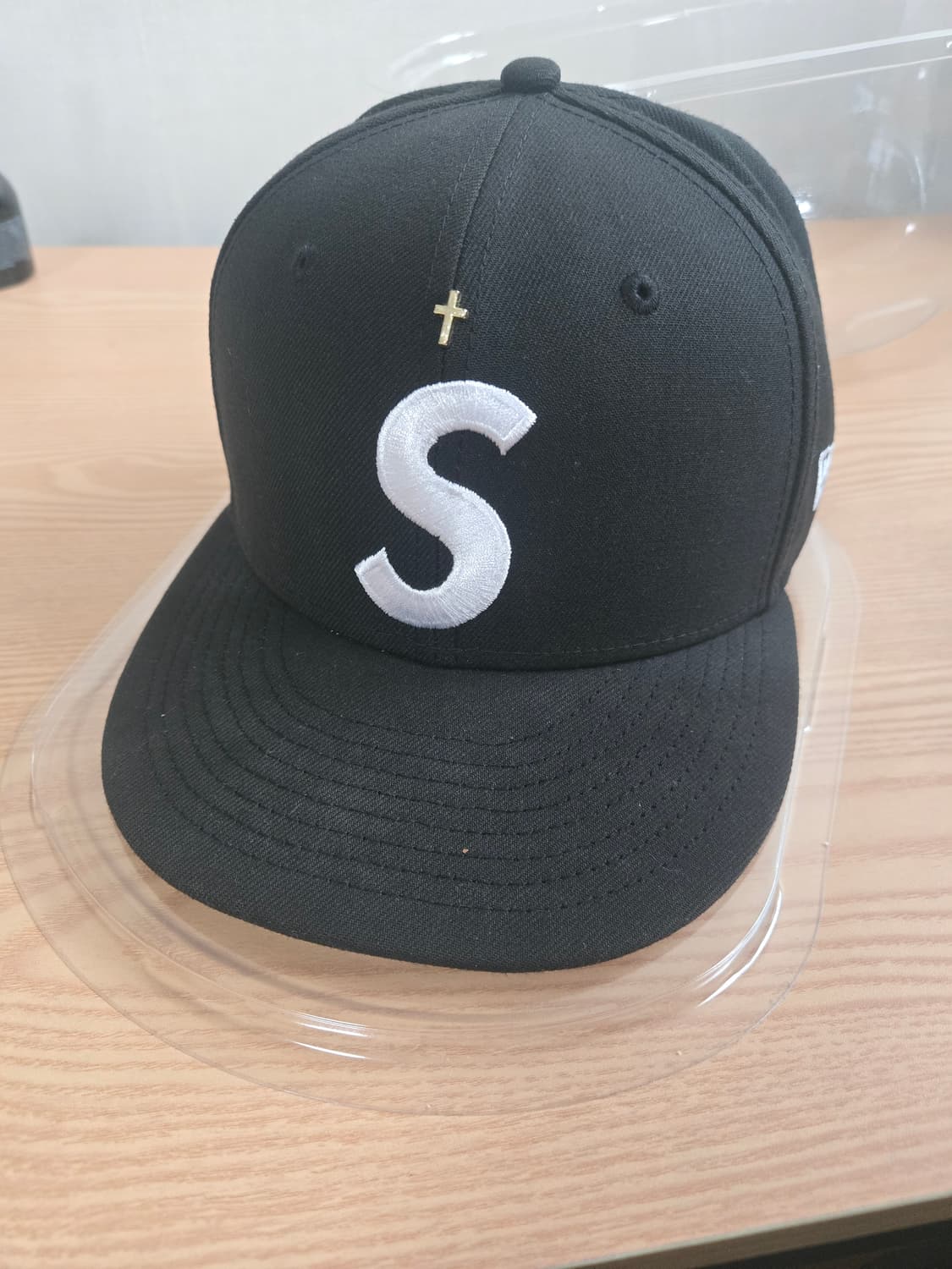 슈프림 골드 크로스 S 로고 뉴에라 블랙 714 상품이미지5