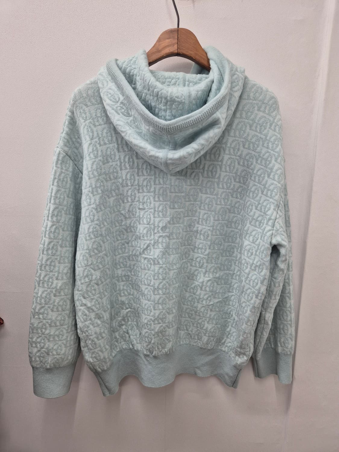 LE CASHMERE 브랜드의 후드 
- 색상은 은은한 하늘색입 상품이미지3