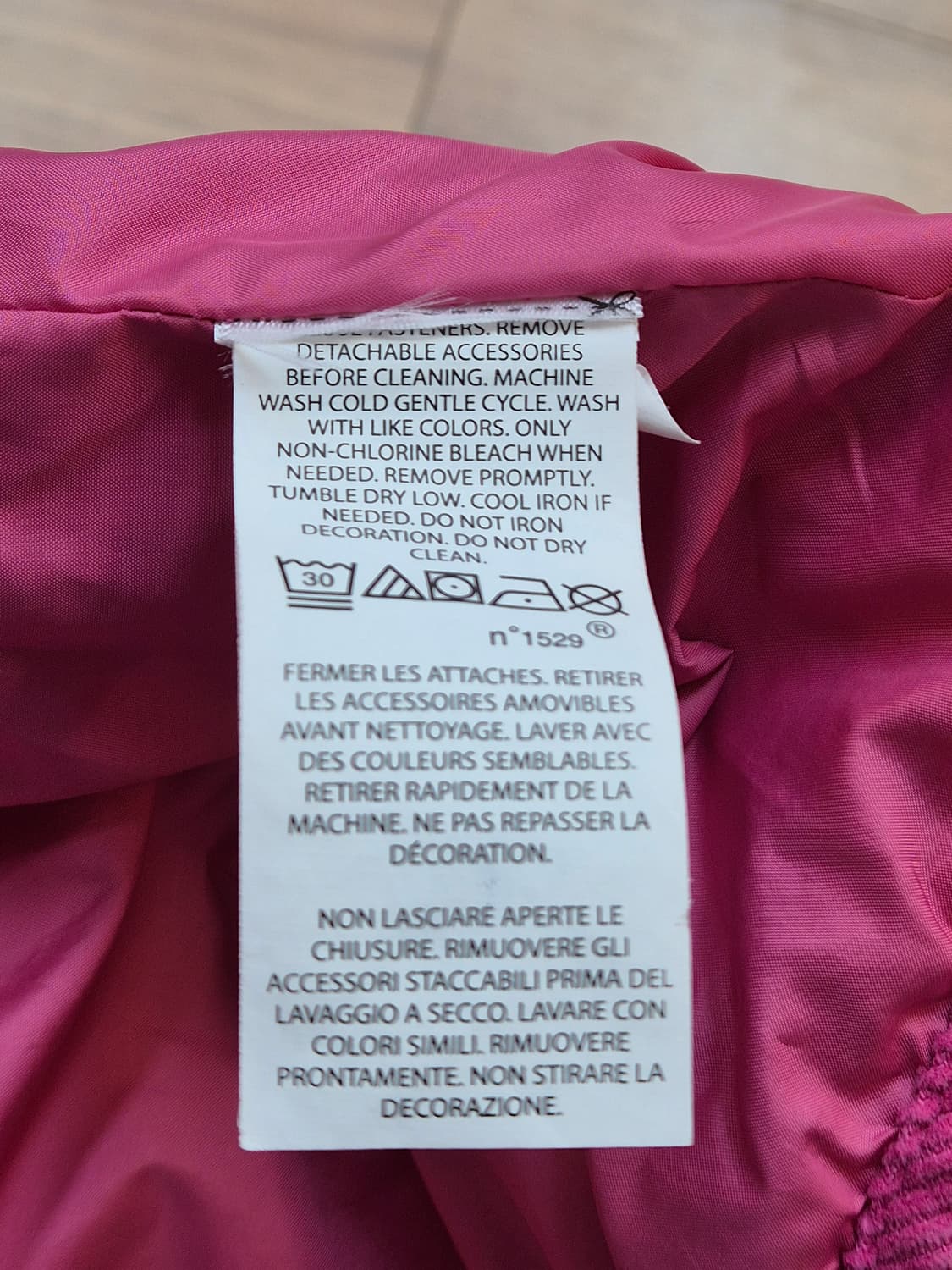 쨍한 핫핑크 컬러 폴로 퀼팅 자켓입니다. 겉감은 튼튼한 폴리 소재이고,  상품이미지5