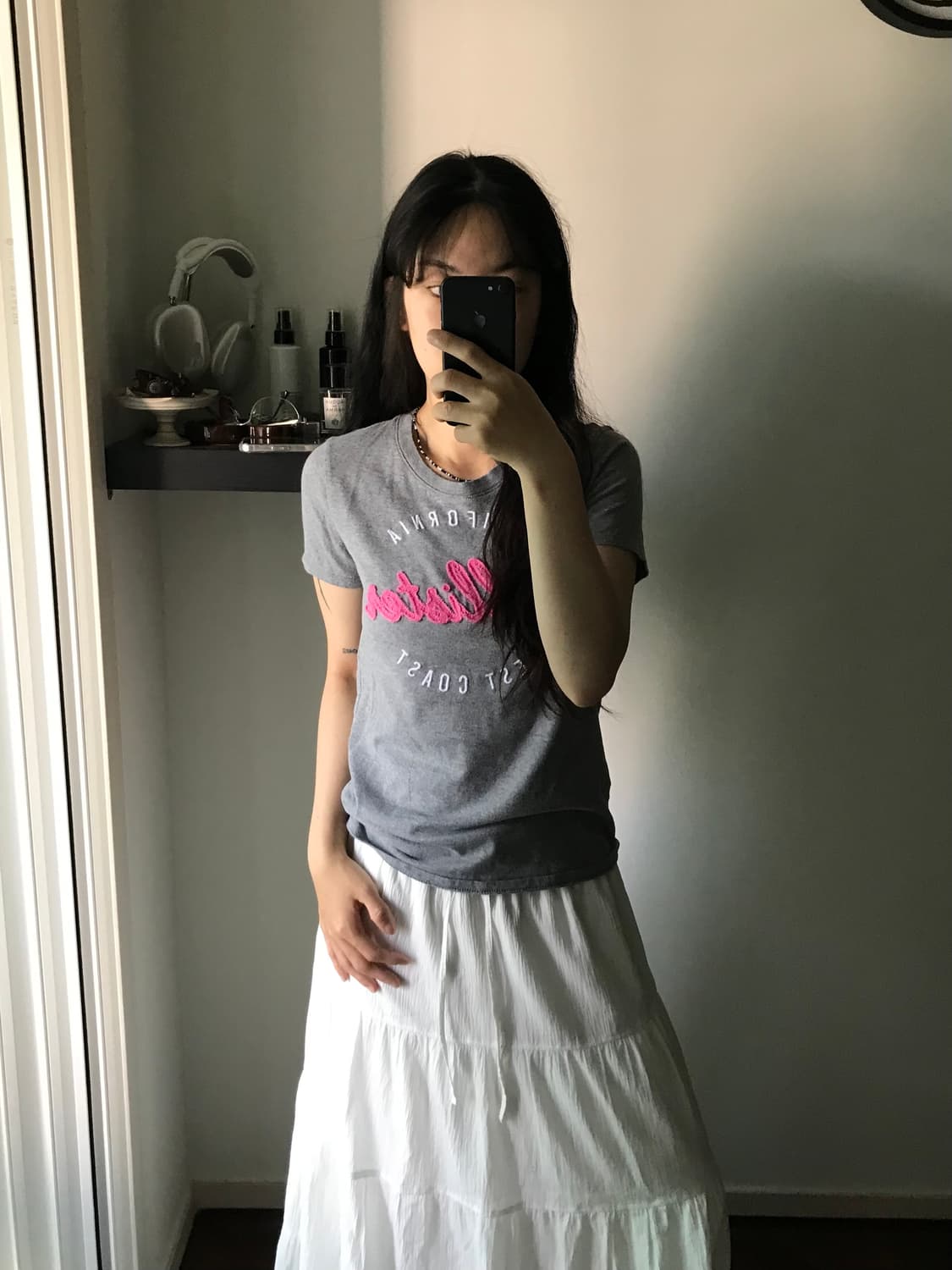 홀리스터 중앙 자수 로고 그레이 반팔티 상품이미지1
