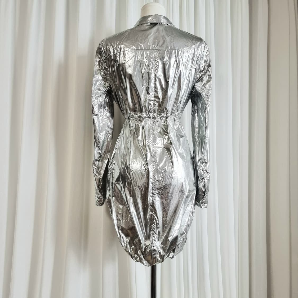 토리버치 메탈릭실버 나일론100 롱 바람막이 점퍼 자켓 (55) 상태최상 상품이미지4