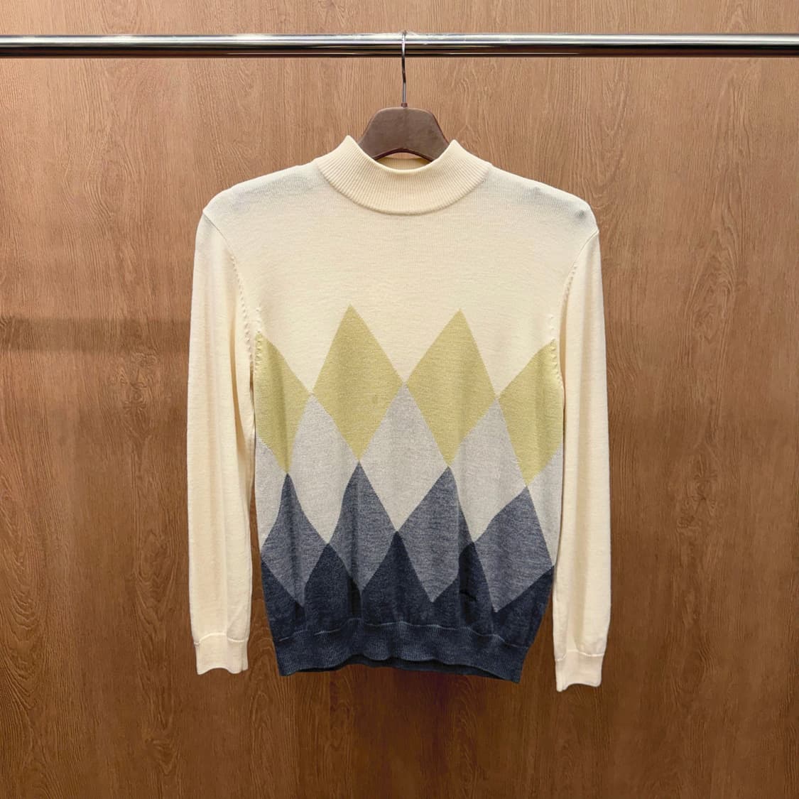 버버리 울 하프넥 니트 아가일 패턴 로고 자수 디테일 베이지 그레이 상품이미지2