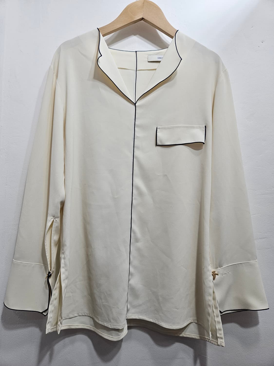 듀엘(DEWL) 브이넥 선파이핑 블라우스, 아이보리 상품이미지8