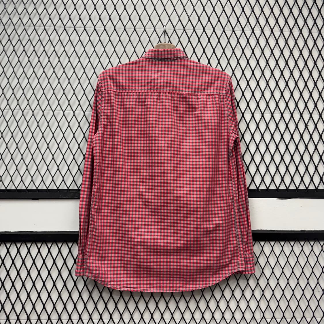 버버리 도트 체크 긴팔 셔츠 금장 로고 원포켓 디테일 레드 상품이미지2