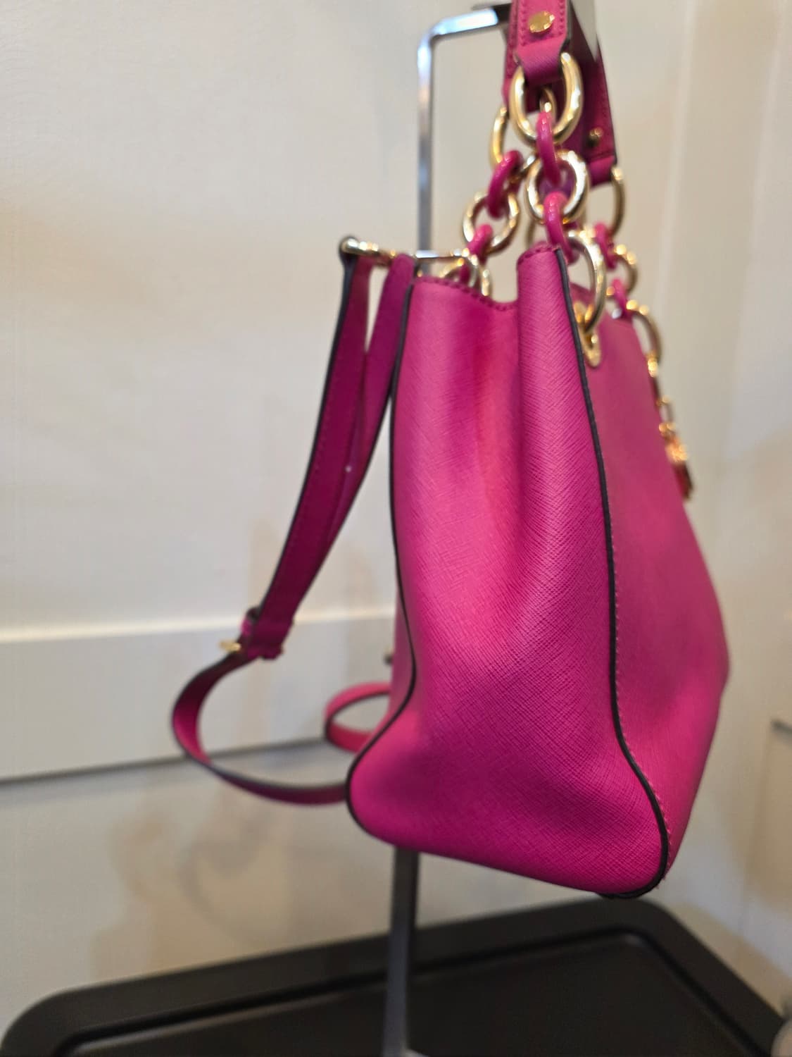 마이클코어스 신시아  스몰 푸시아 사첼백 상품이미지4