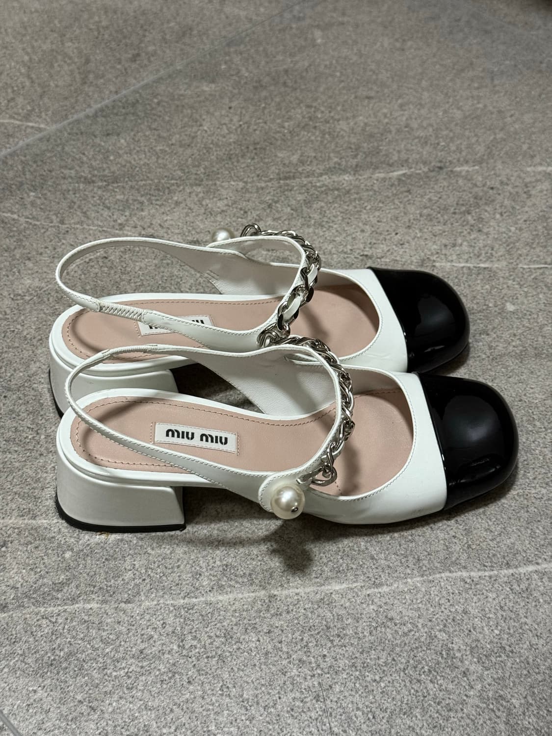 미우미우 페이턴트 레더 슬링백 35사이즈 상품이미지2