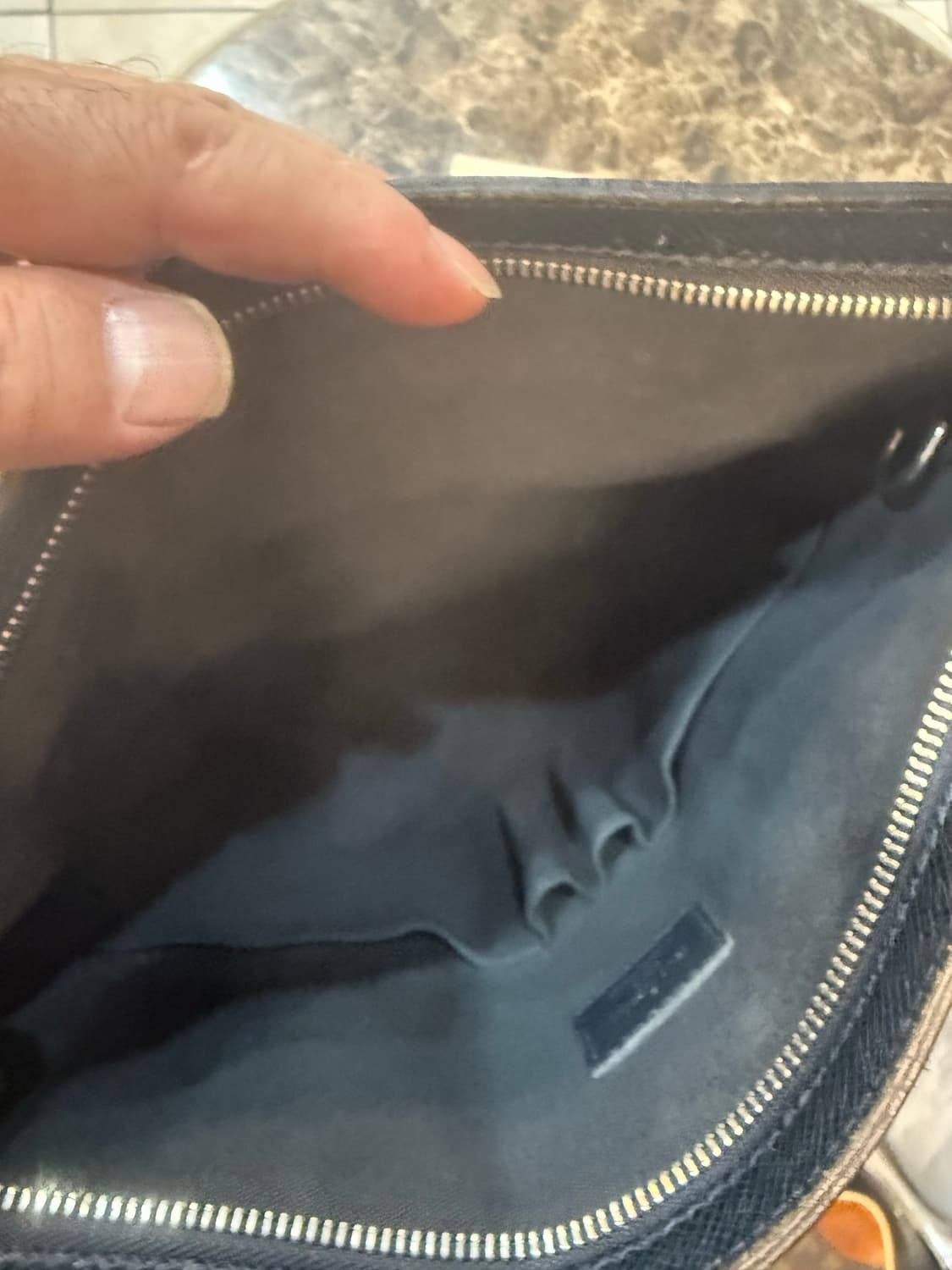 정품 루이비통 타이가 사샤 메신저백 팝니다 상품이미지7