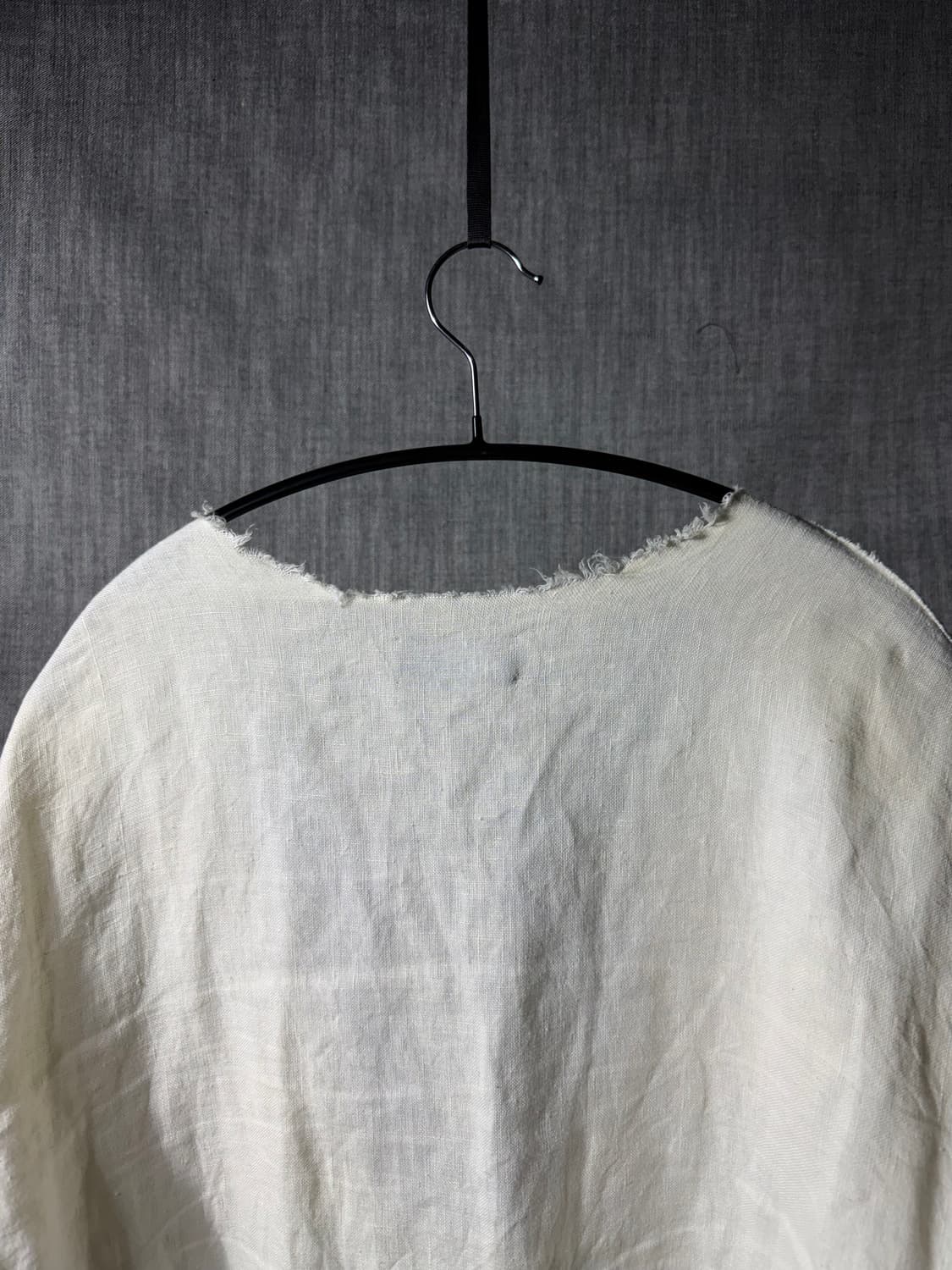 엘레나 도슨 컷오프 오픈넥 티셔츠 상품이미지4