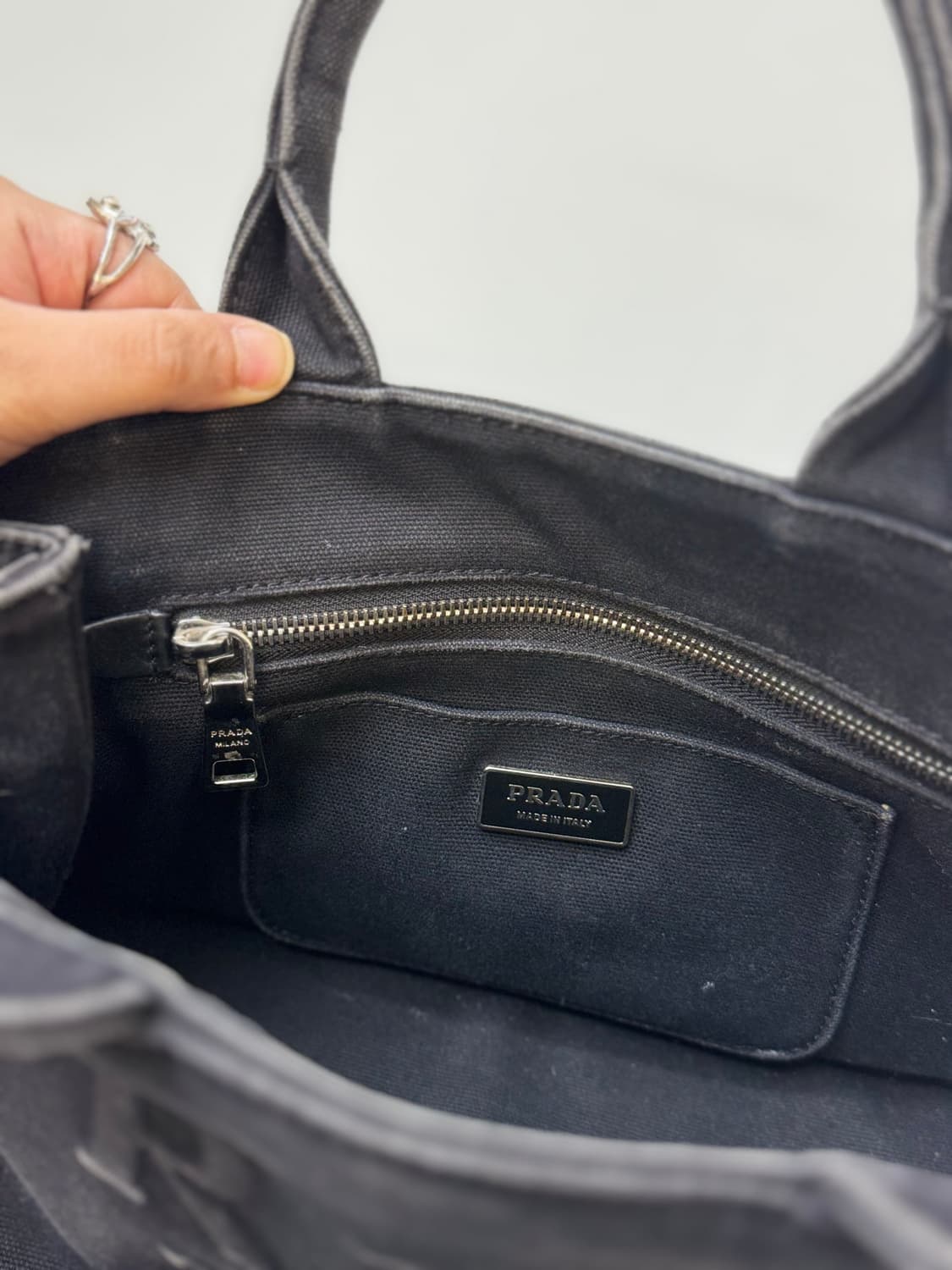 Prada 프라다 엠보스드 로고 캔버스 토트백 상품이미지6
