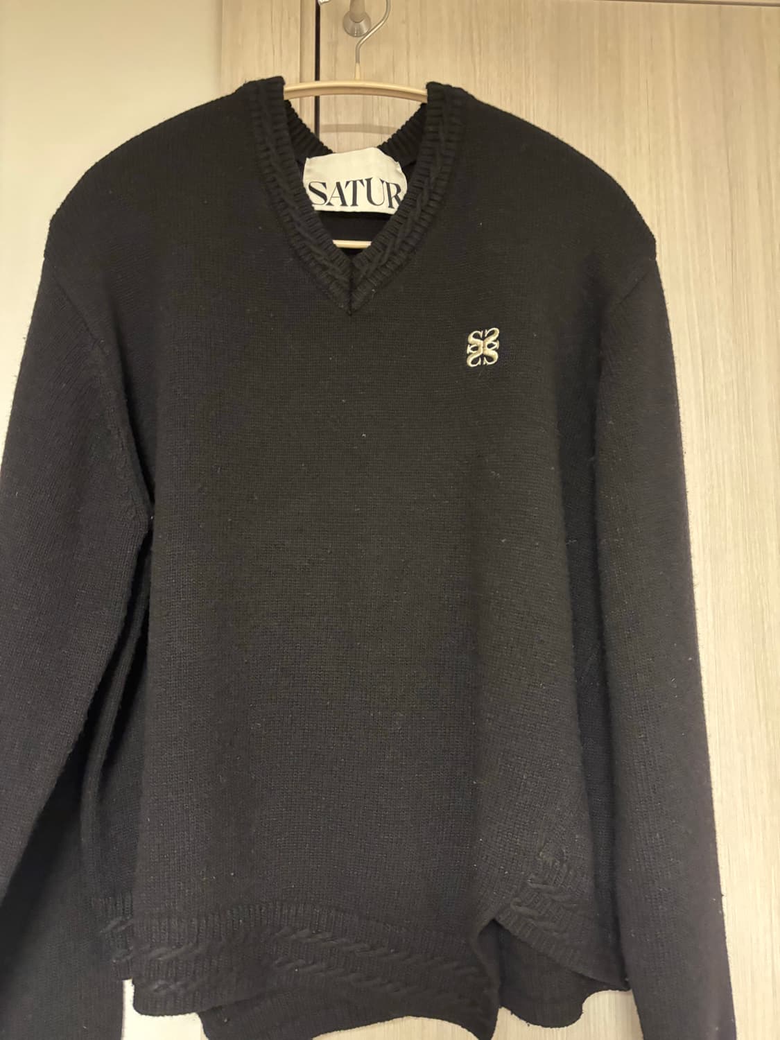 세터 더블린 언발란스 브이넥 니트 클래식 블랙 상품이미지3