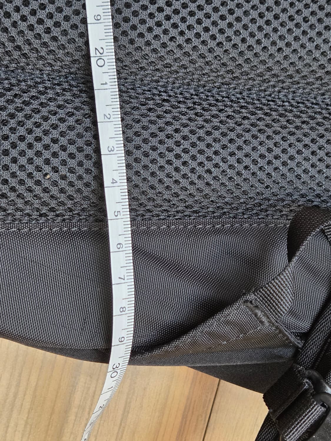 16L 용량의 노스페이스 백팩입니다. 무난한 블랙 색상이라 어느 옷에나  상품이미지8