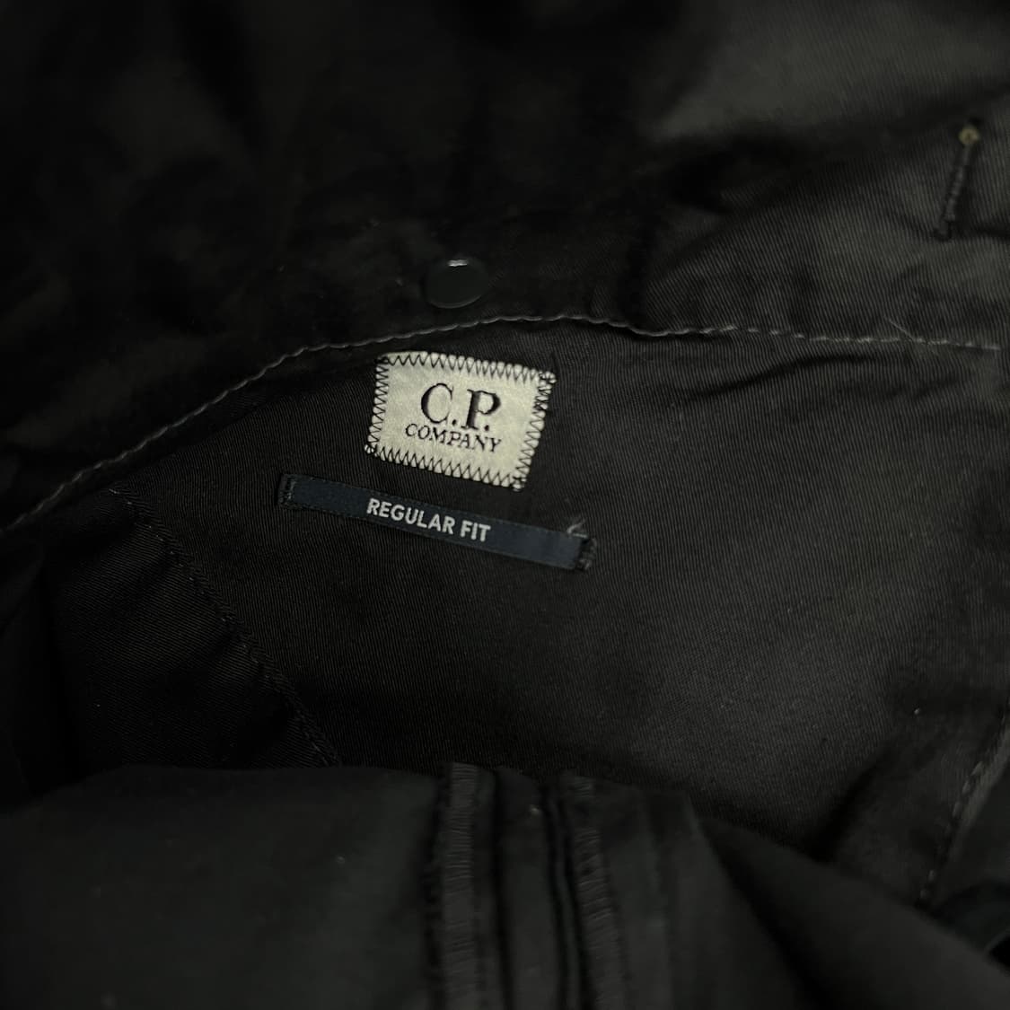 CP컴퍼니 스트레치 새틴 비대칭 지퍼 포켓 카고 팬츠 52 상품이미지4