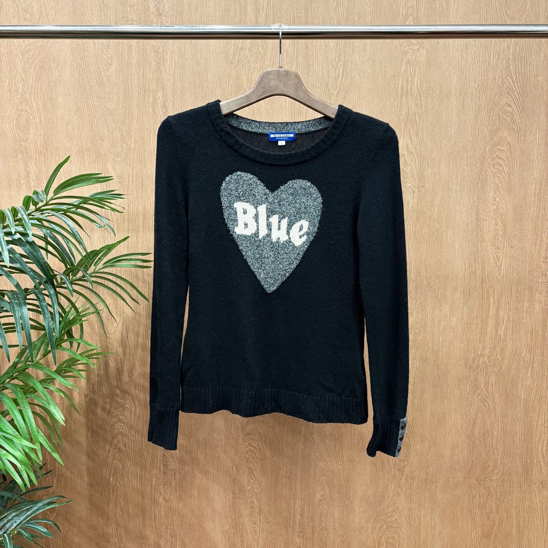 버버리 블루 라벨 라운드넥 니트 그레이 하트 로고 안타르시아 디테일 블랙 상품이미지1