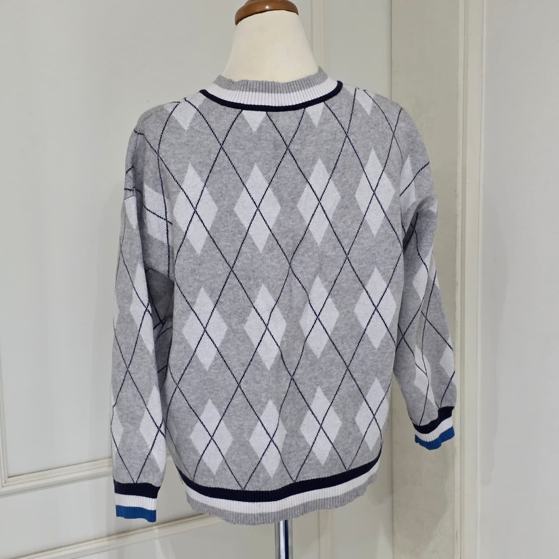 디즈니x미키마우스 도날드덕 빈티지 그레이 아가일 v넥 니트스웨터 상품이미지4