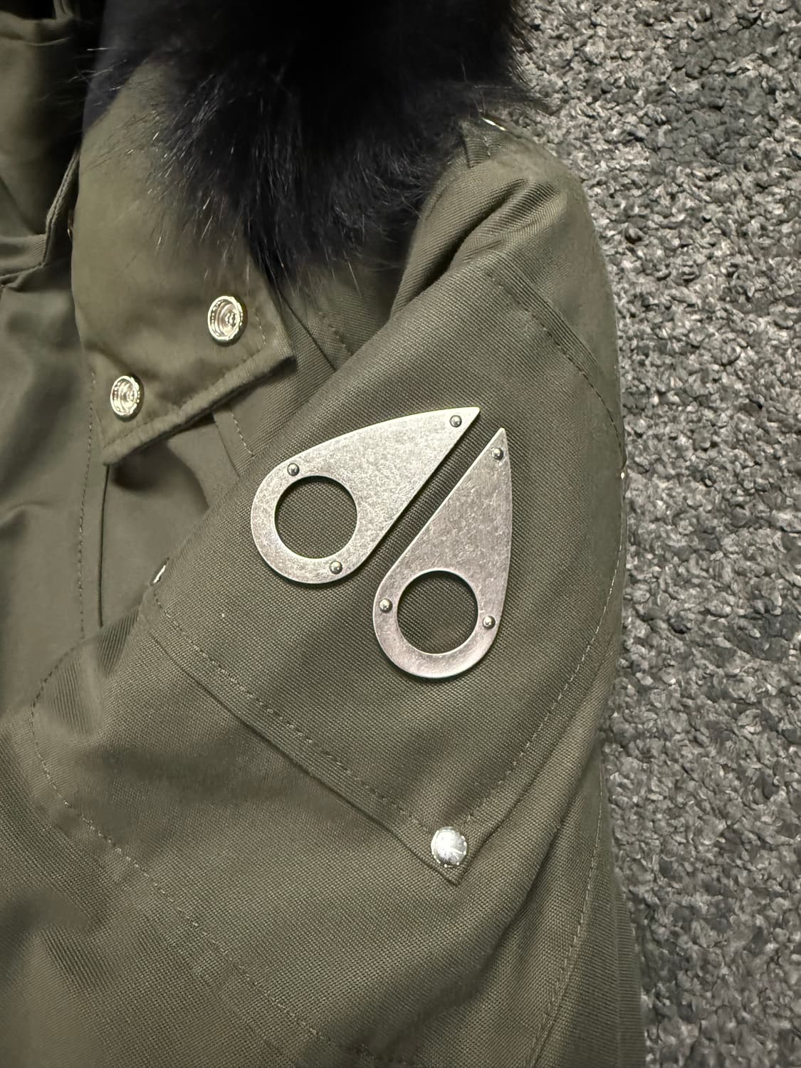 (XL) 정품 무스너클 스털릴블랙 폭스 퍼 파카 패딩 카키 상태최상 상품이미지3