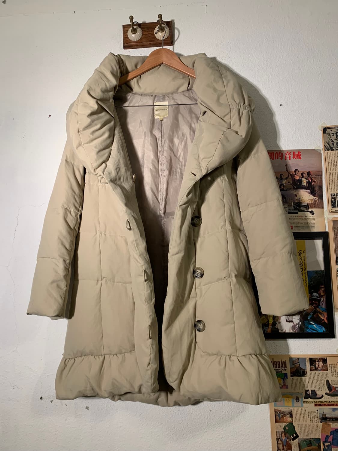 빔즈하트 하이 숄카라 사선 버튼 베이지 패딩 상품이미지2