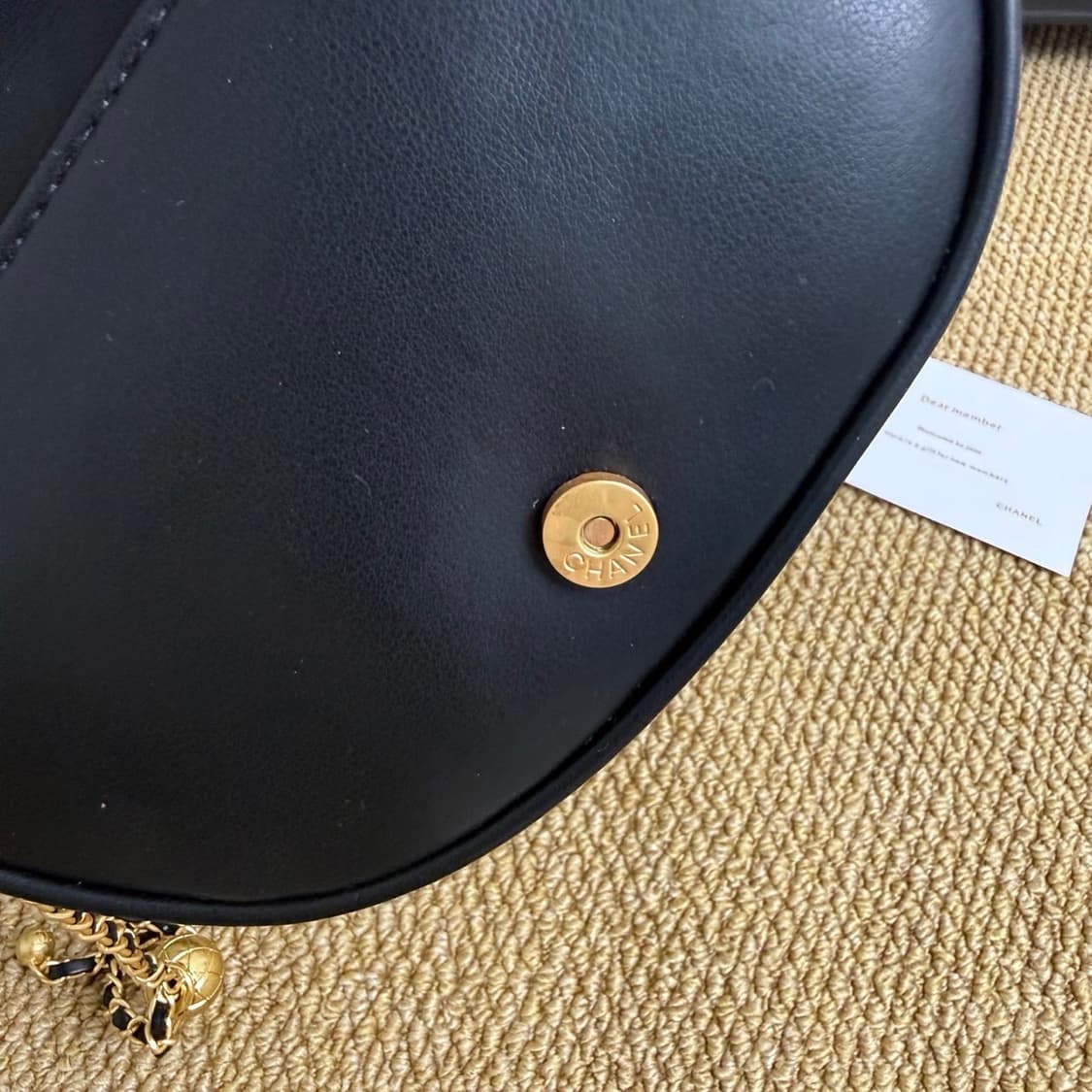 샤넬뷰티 클래식 골든 글로브 새들 백 블랙 리미티드 상품이미지10