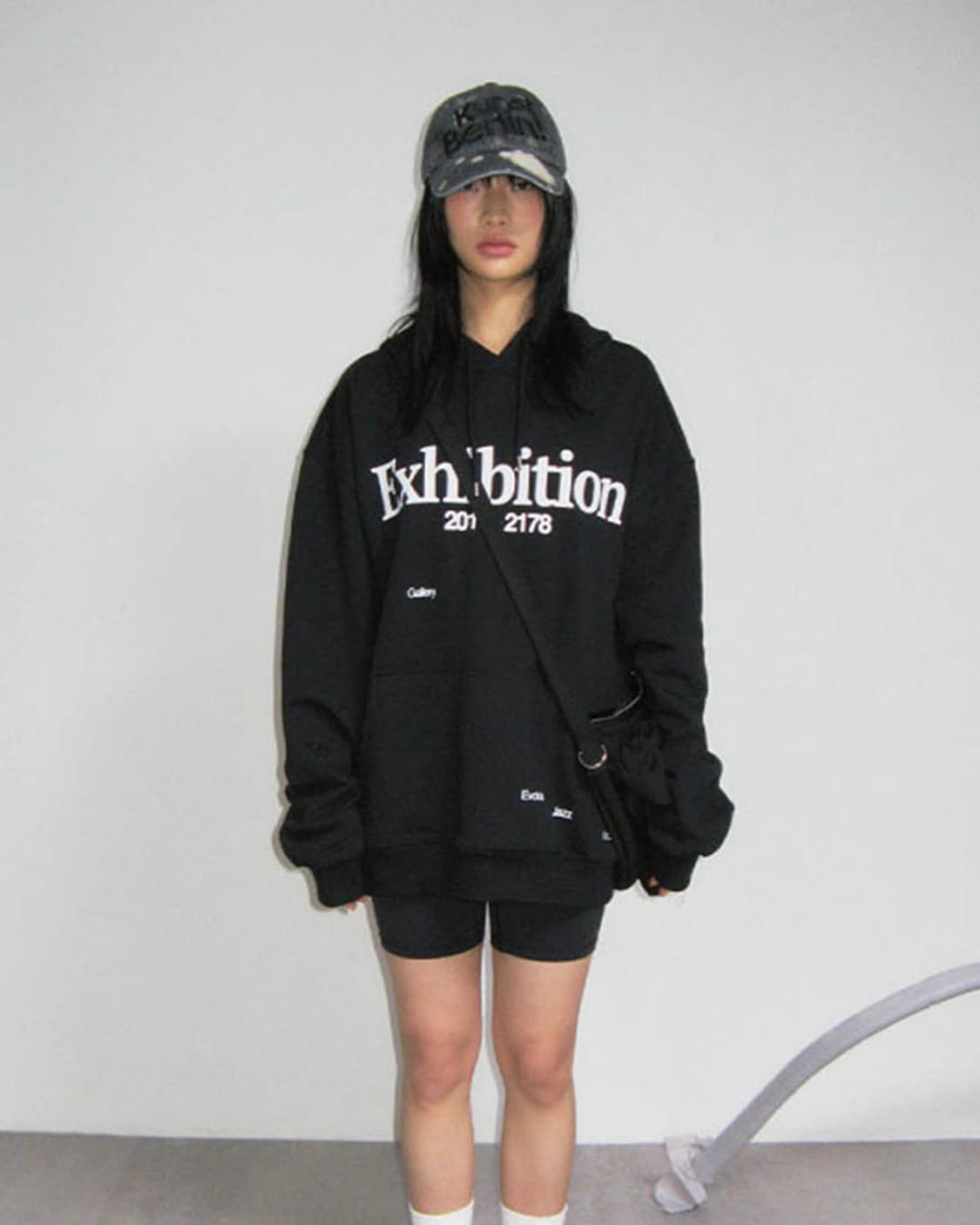 EXHIBITION GRAPHIC HOODIE (BLACK) 상품이미지1
