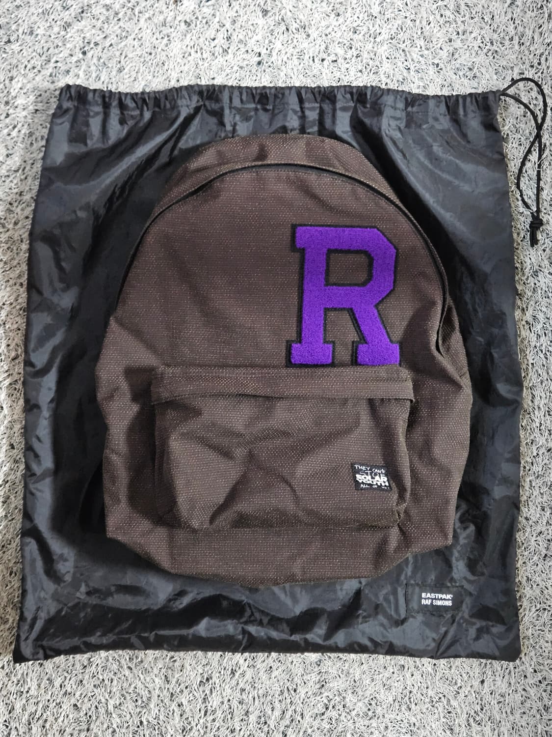 라프시몬스 이스트팩 R로고 체인 백팩 상품이미지1