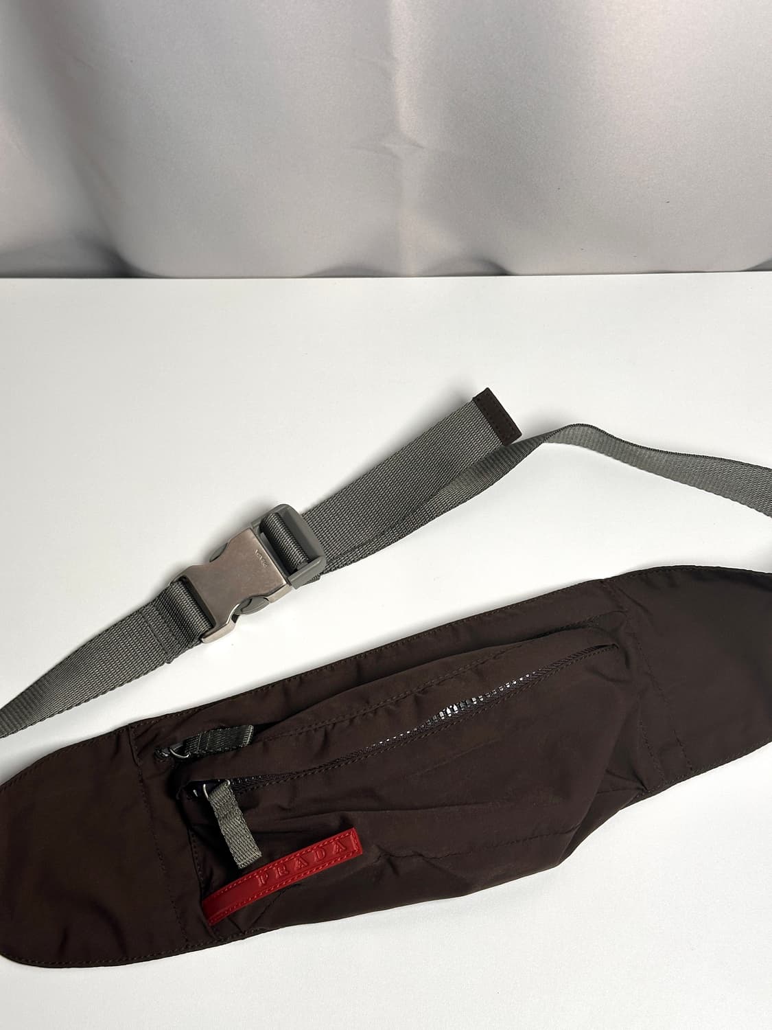 프라다 스포츠 나일론 벨트백 – 테크니컬 미니멀리즘의 상징 상품이미지2