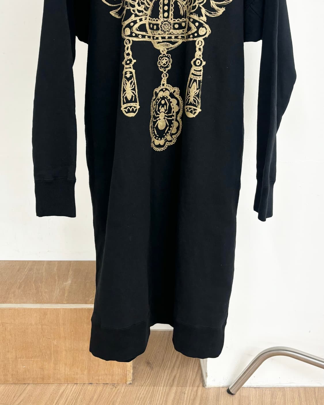 비비안 웨스트우드 레드라벨 블랙 앤 골드 라벨 저지 드레스 상품이미지5