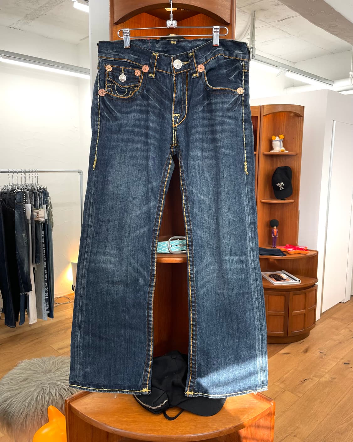 [32] 트루릴리전 부츠컷 데님 팬츠 상품이미지4