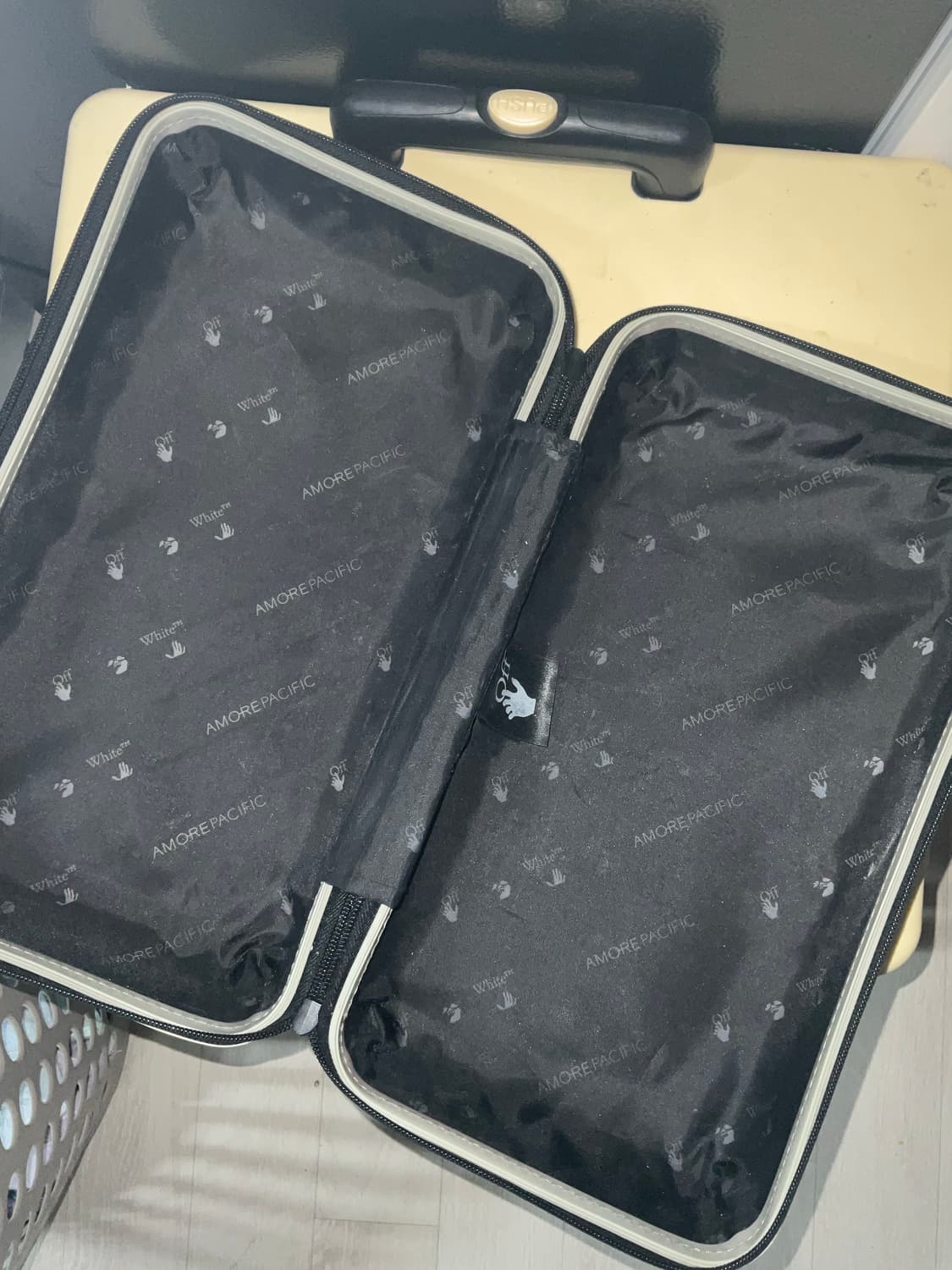 오프화이트 아모레퍼시픽 가방 상품이미지3