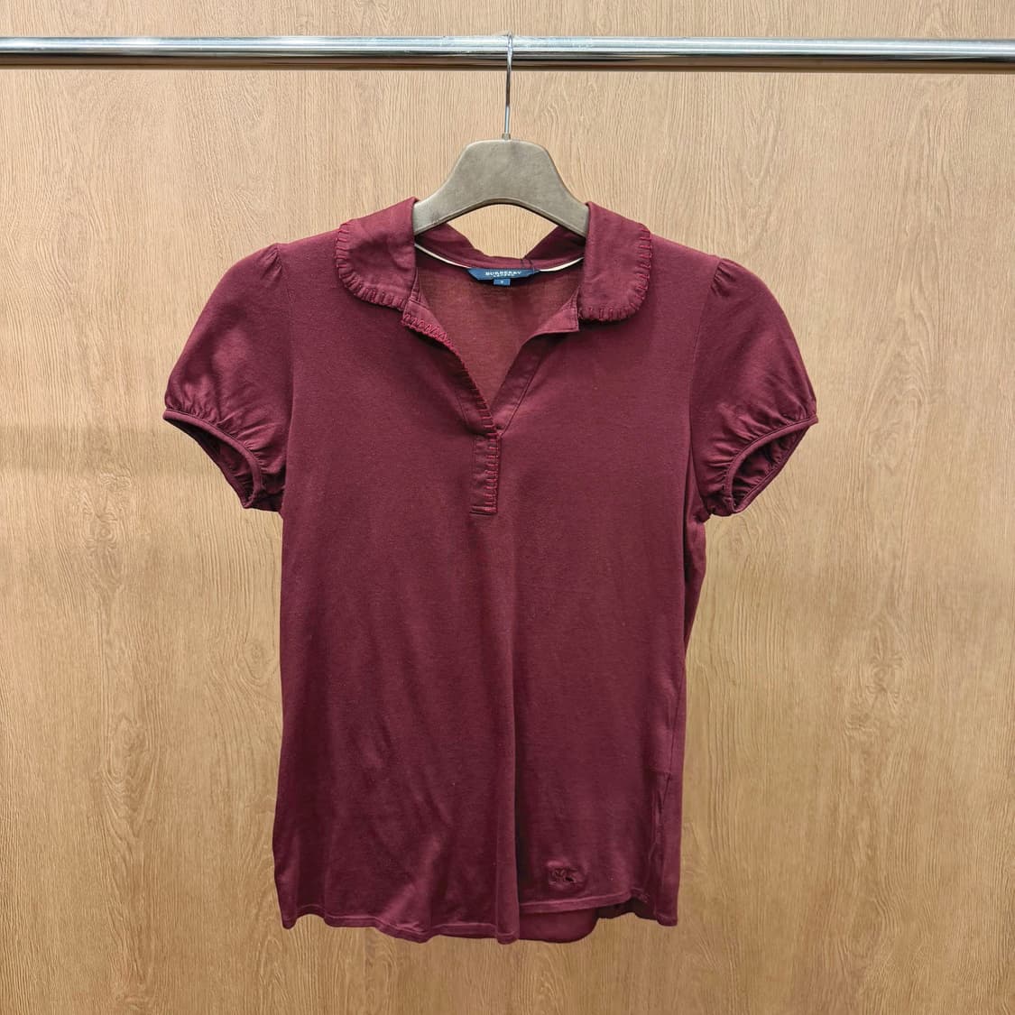 버버리 런던 반팔 티셔츠 오픈 카라 스티치 퍼프 슬리브 디테일 버건디 상품이미지2