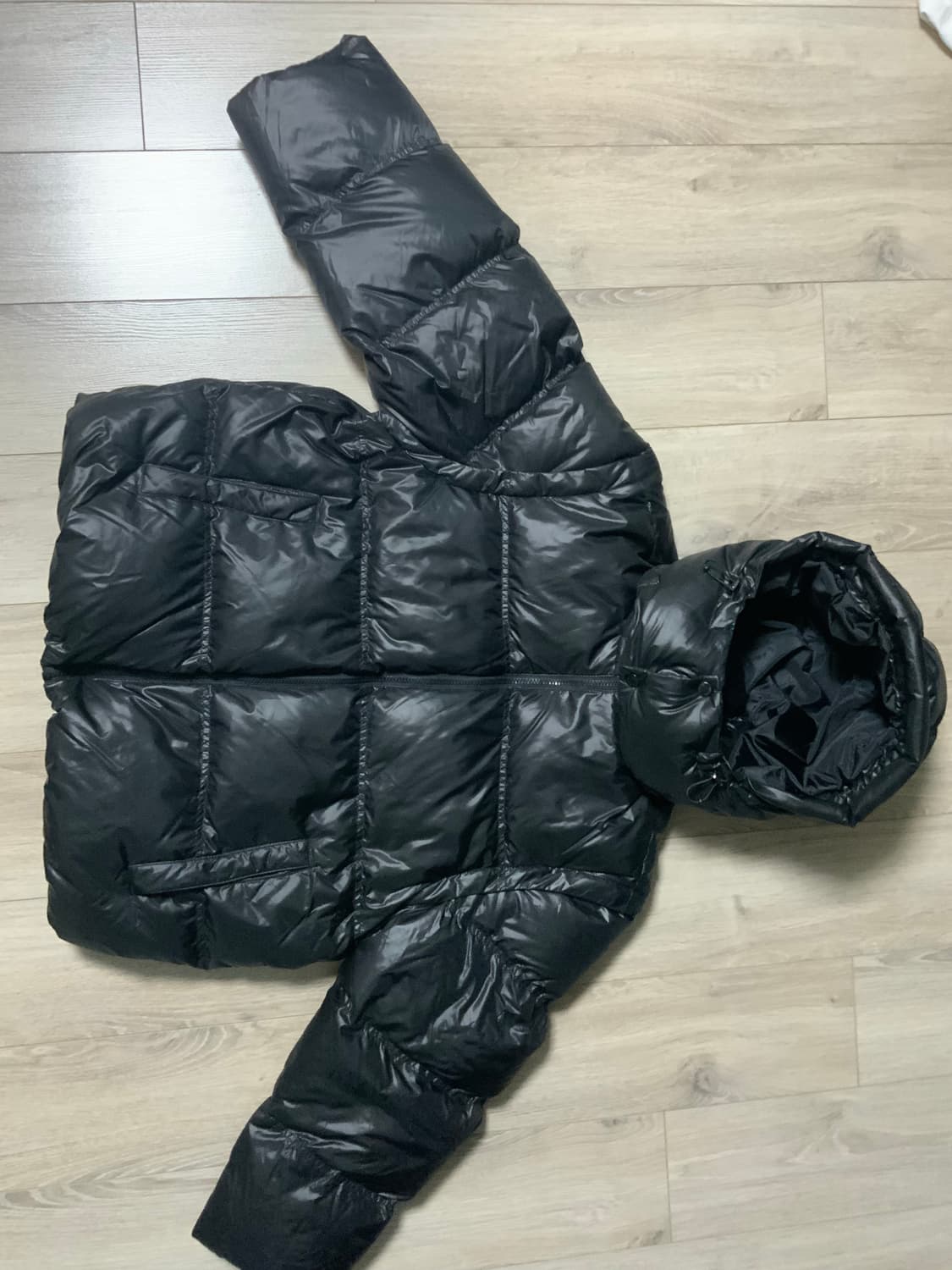 Guess 글레이즈드 디테쳐블 슬리브 다운 블랙 유광패딩 상품이미지3