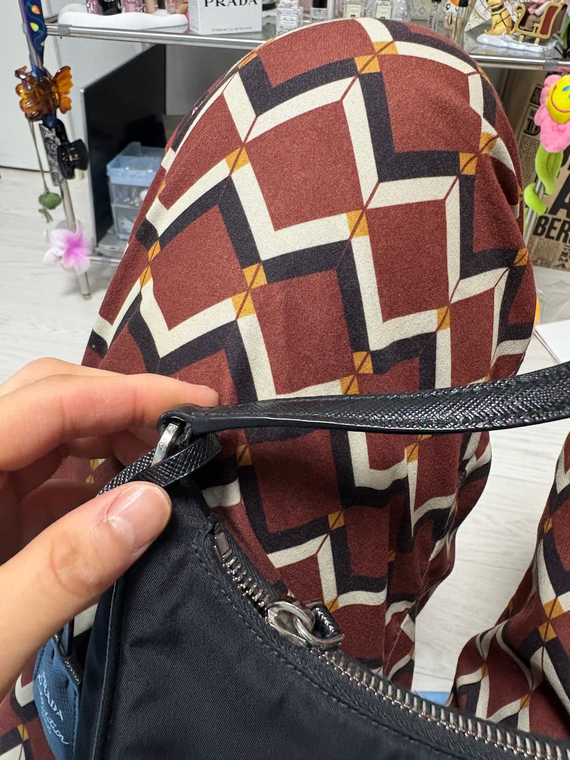 프라다 리에디션 2005 사피아노 트리밍 리나일론 호보백 블랙 상품이미지10