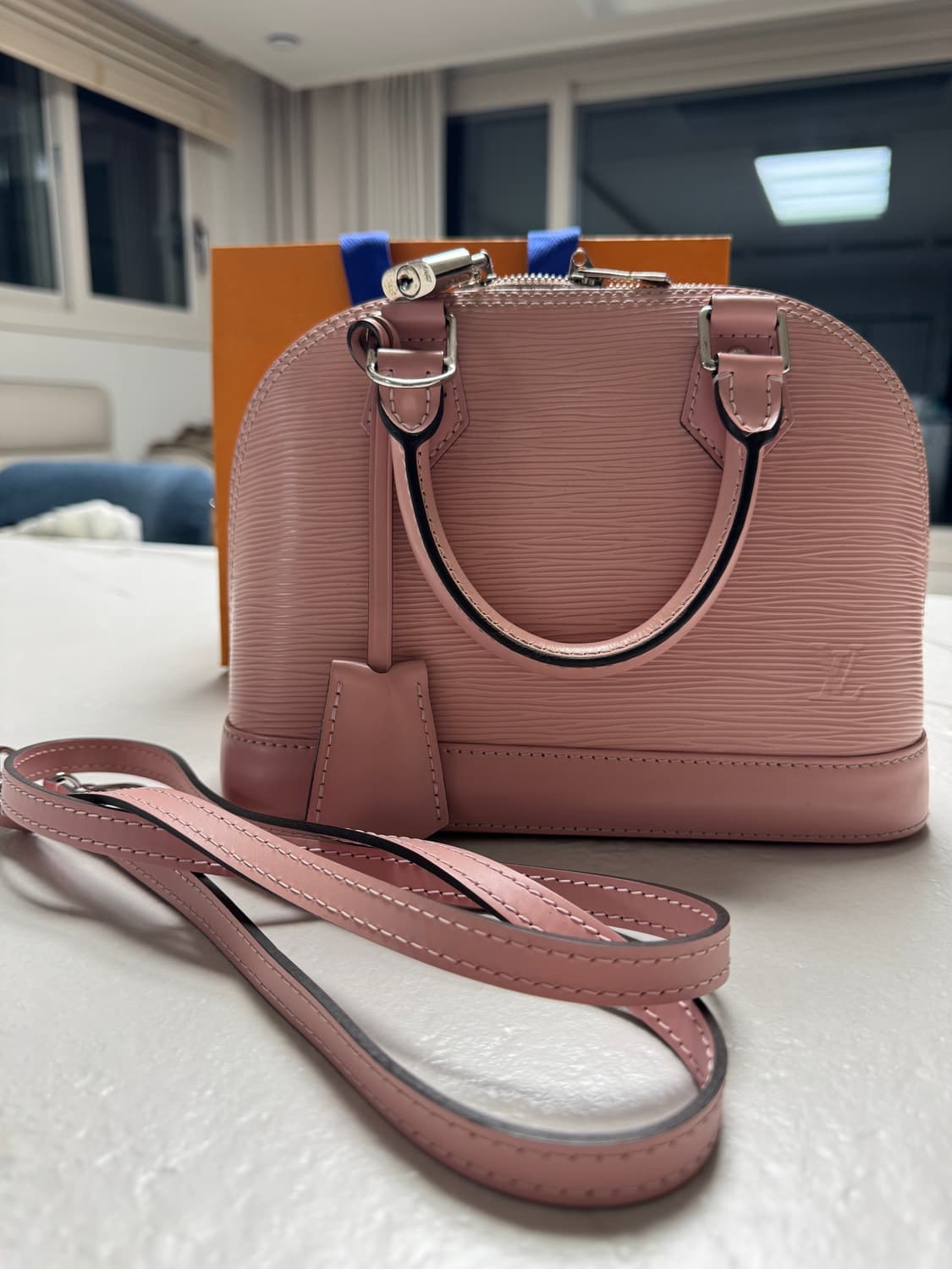 루이비통 알마 BB 에삐 핑크 토트백 상품이미지8