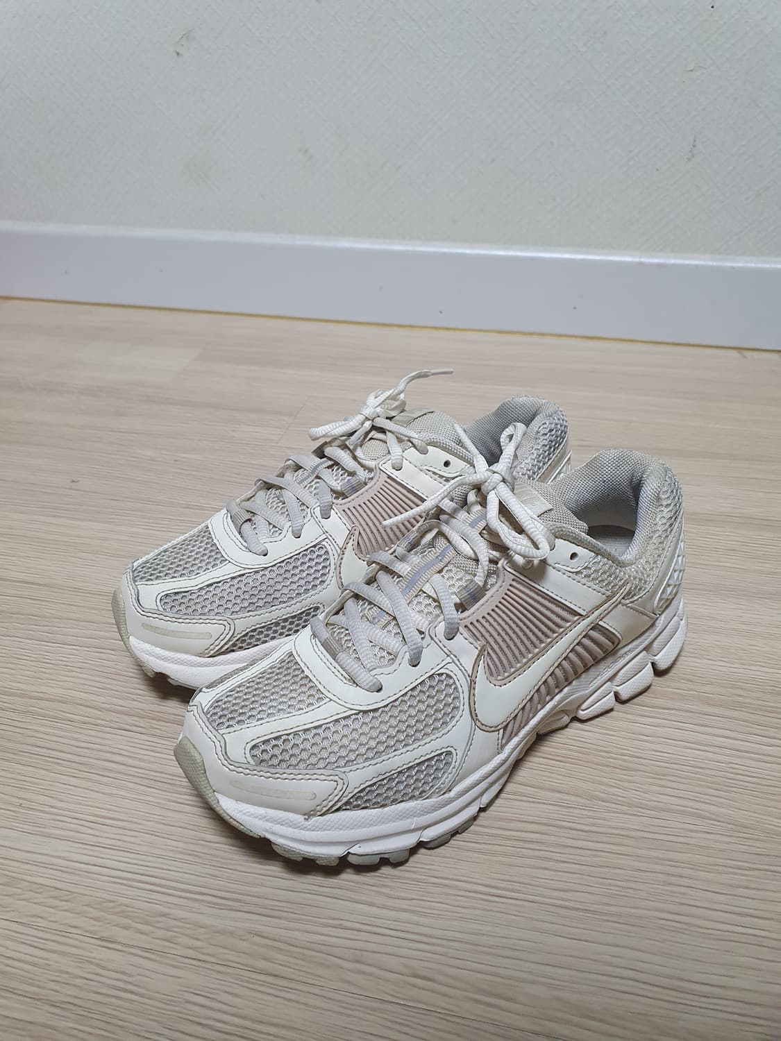 나이키 줌 보메로5 운동화 245 상품이미지4