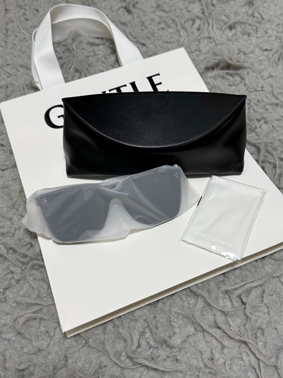 [새상품급] 젠틀몬스터 피아나 01 블랙 선글라스 상품이미지4