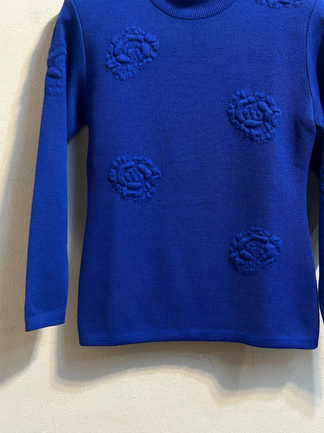 입생로랑 빈티지 로즈 엠보 니트 탑  상품이미지3