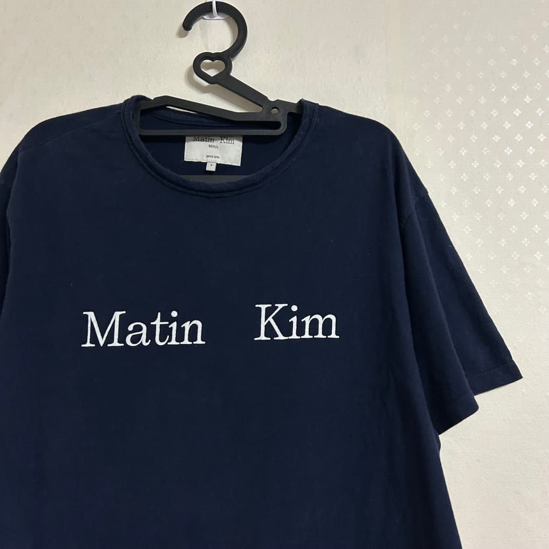 마뗑킴 데미지 슬리브리스 니트 탑 네이비 반팔 티셔츠  상품이미지4