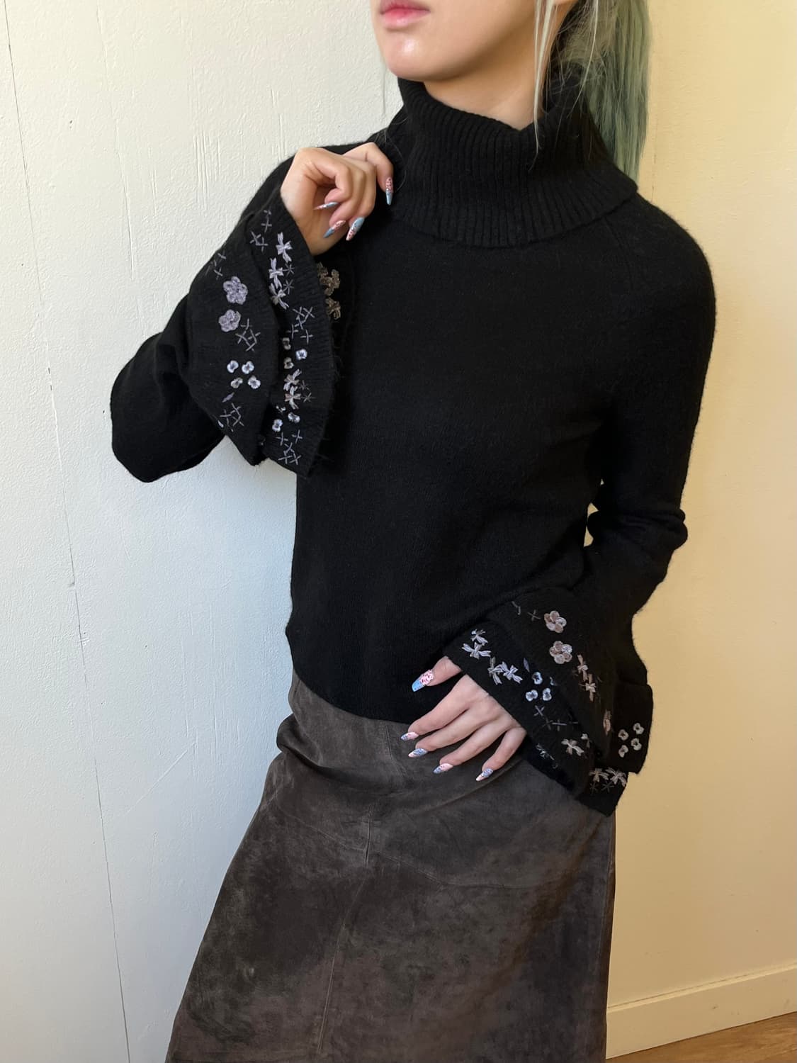 QUEENS COURT 핸드 플라워 터틀넥 상품이미지4