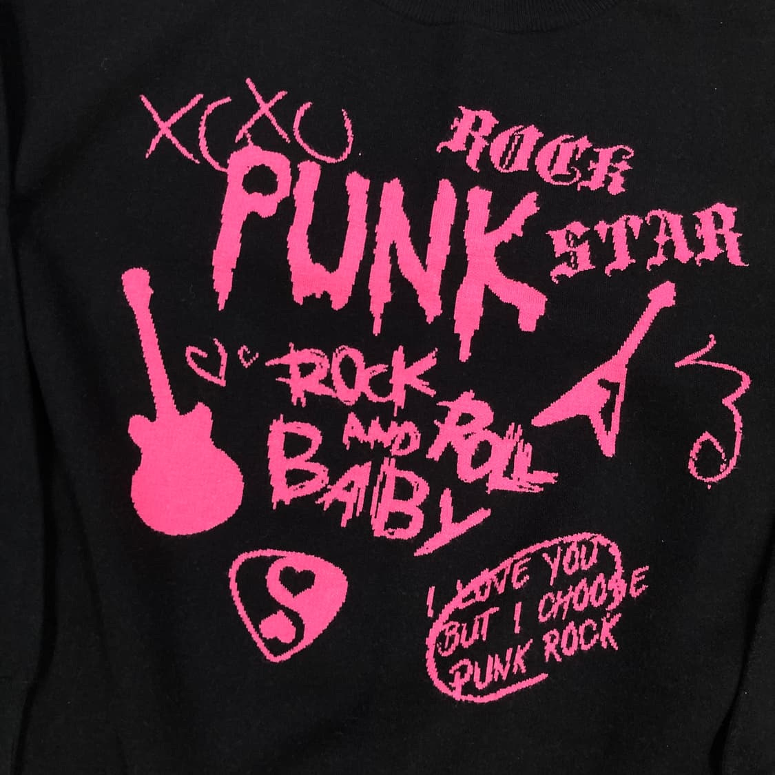 러브이즈트루 블랙 컬러 빅로고 니트 상품이미지2