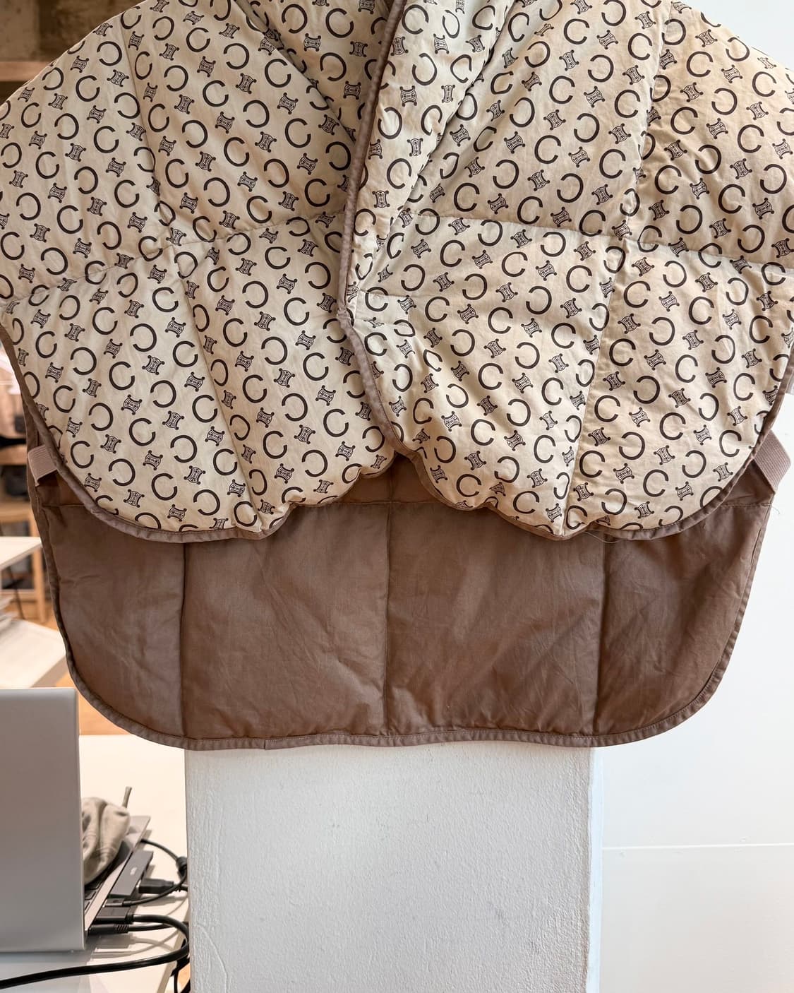 셀린느 브라운 트리오페 다운 베스트  상품이미지6