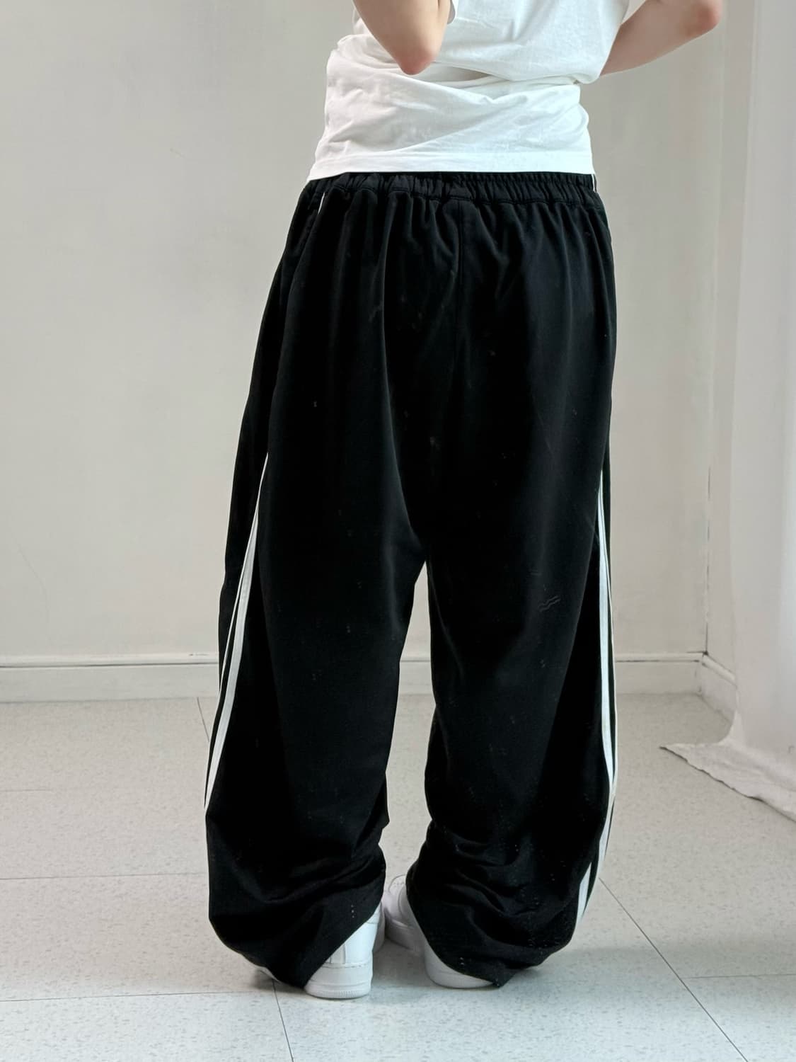 아디다스 블랙 와이드 트랙팬츠 상품이미지4