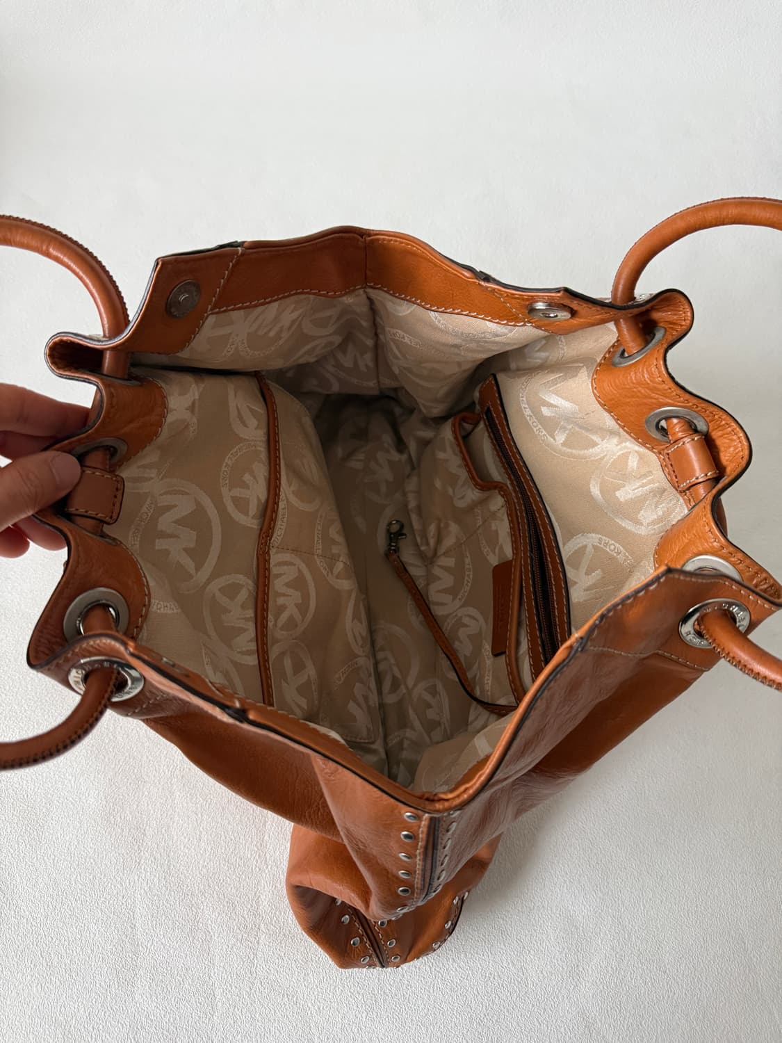 마이클코어스(MICHAEL KORS) 스터드 레더백 상품이미지7