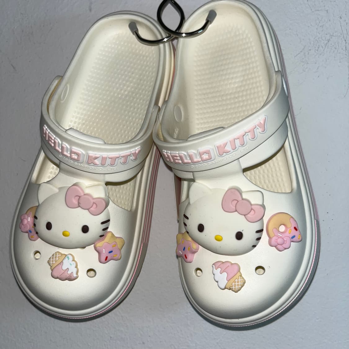 Hello Kitty Crocs Sandals 상품이미지2