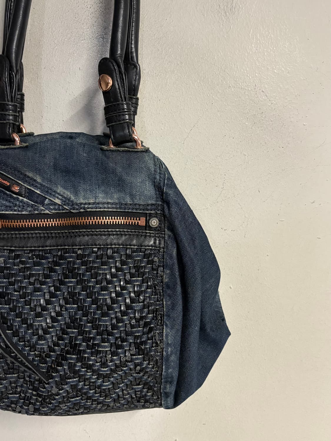 DIESEL denim x leather weave shoulder ba 상품이미지4
