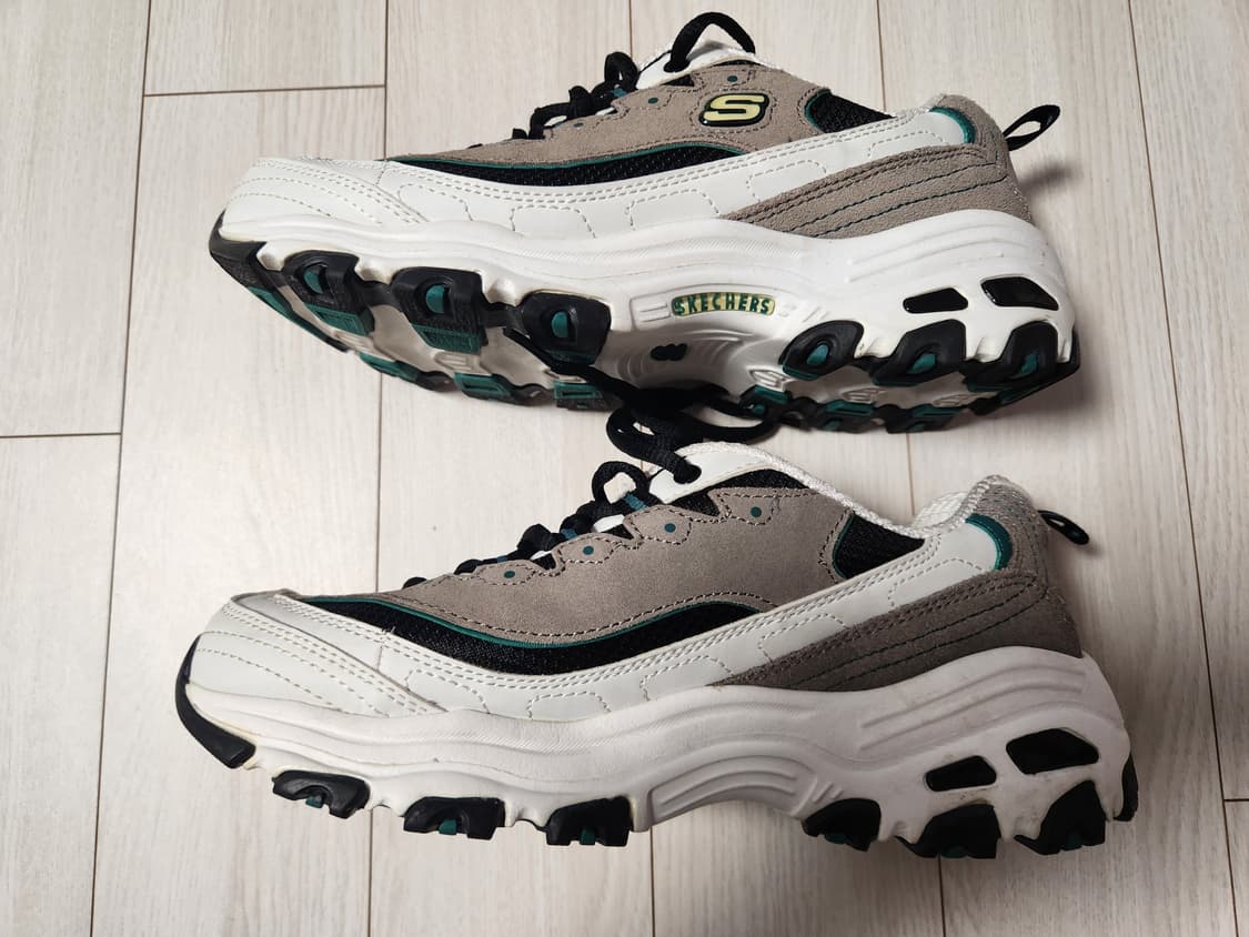 새상품급)스케쳐스 D'Lites 운동화 화이트/그레이 사이즈240

 상품이미지6