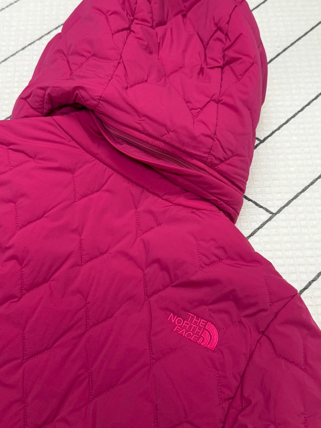 여성 90 M / (새제품) 노스페이스 경량 패딩 브이모션  상품이미지6