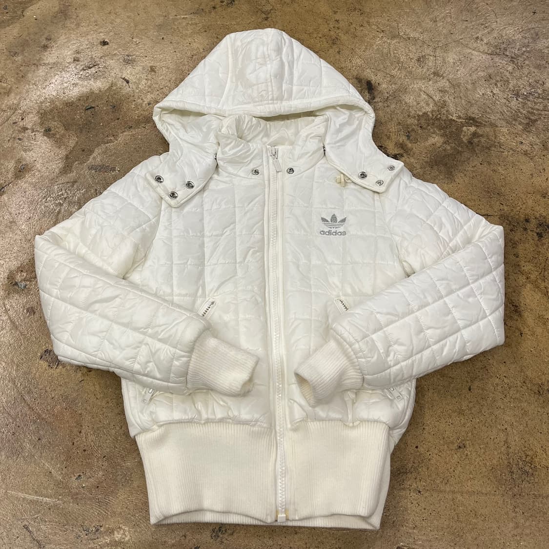 아디다스 화이트 실버 퀄팅 패딩 90 상품이미지2