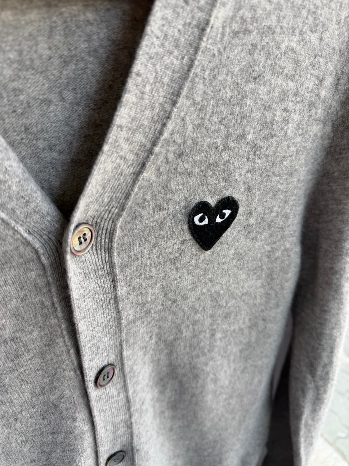 .S/ 꼼데가르송 플레이 블랙하트 그레이 가디건 상품이미지5