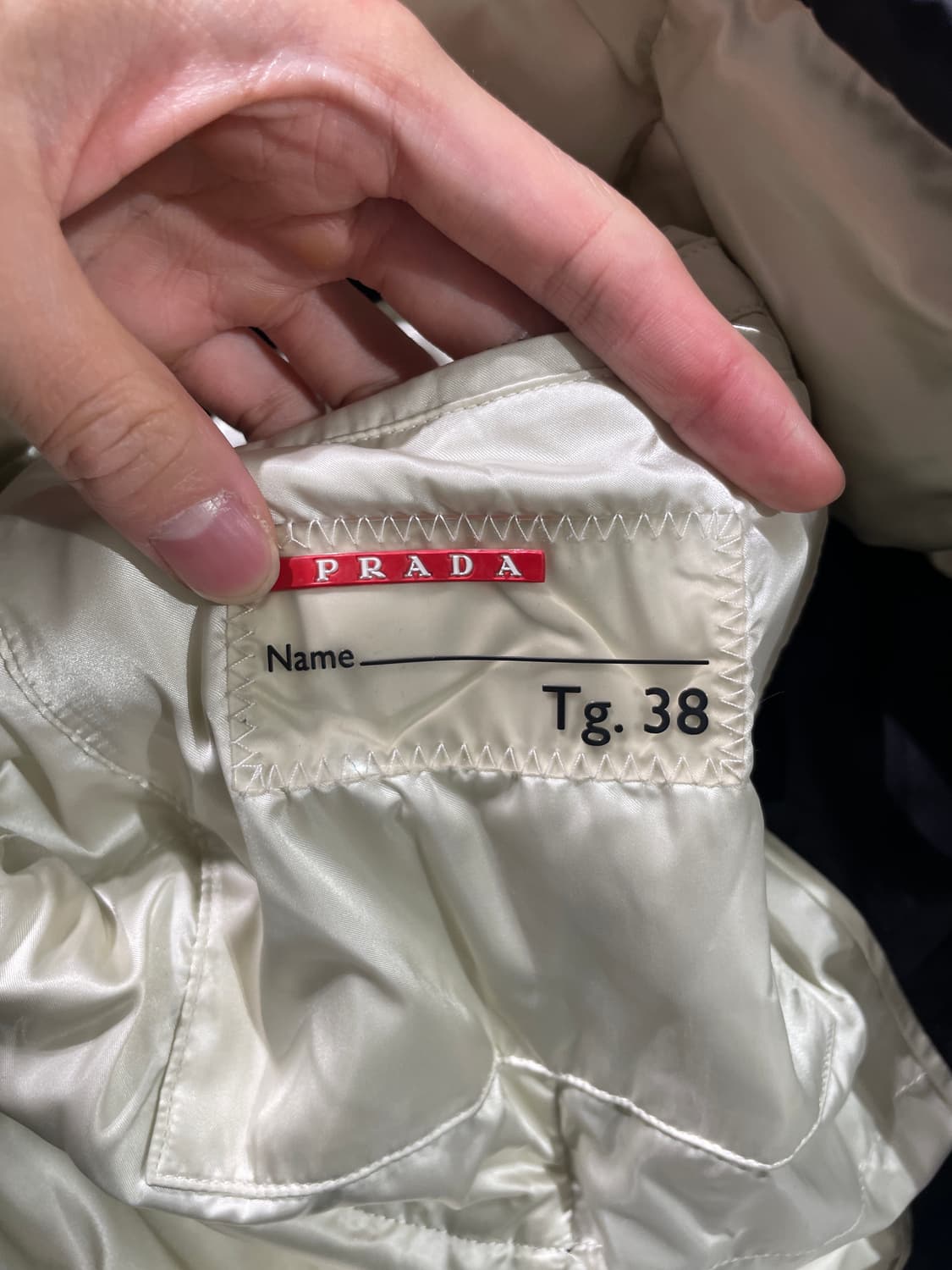 프라다 블랙 트라이앵글 로고 폭스 퍼 다운 후디 자켓 상품이미지8