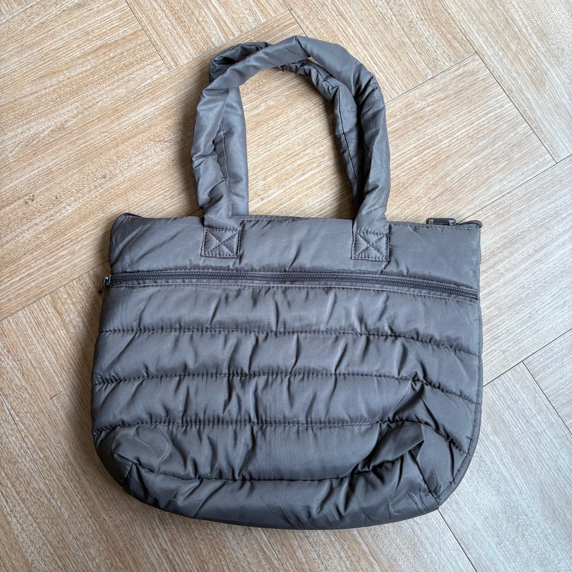 주카 다크브라운 퀼팅 패디드 토트백 상품이미지5