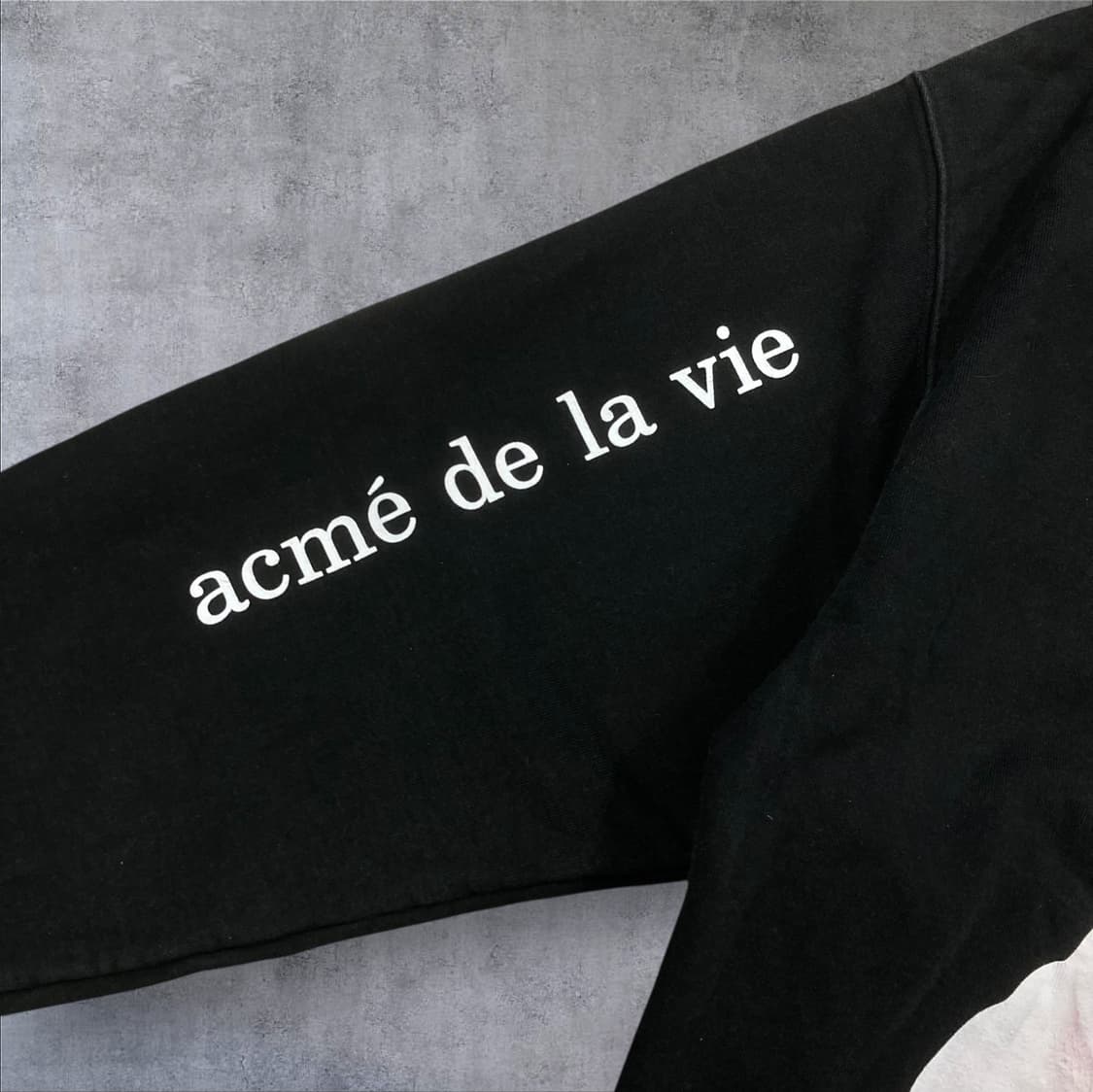 아크메드라비 블랙 컬러 베이비 페이스 빅로고 후드티 상품이미지3